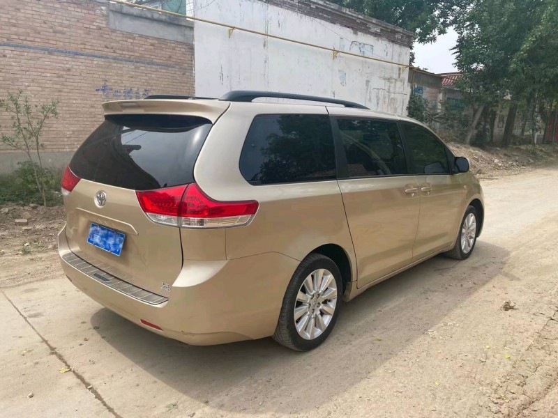 保定14年丰田塞纳8