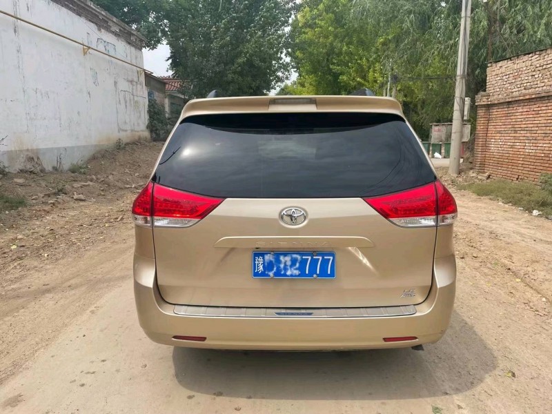 保定14年丰田塞纳9