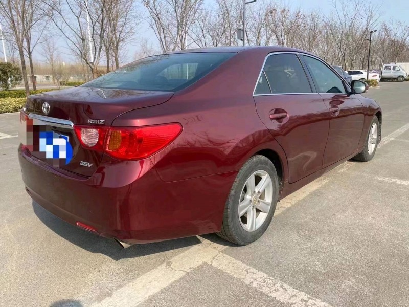 济宁12年丰田锐志8