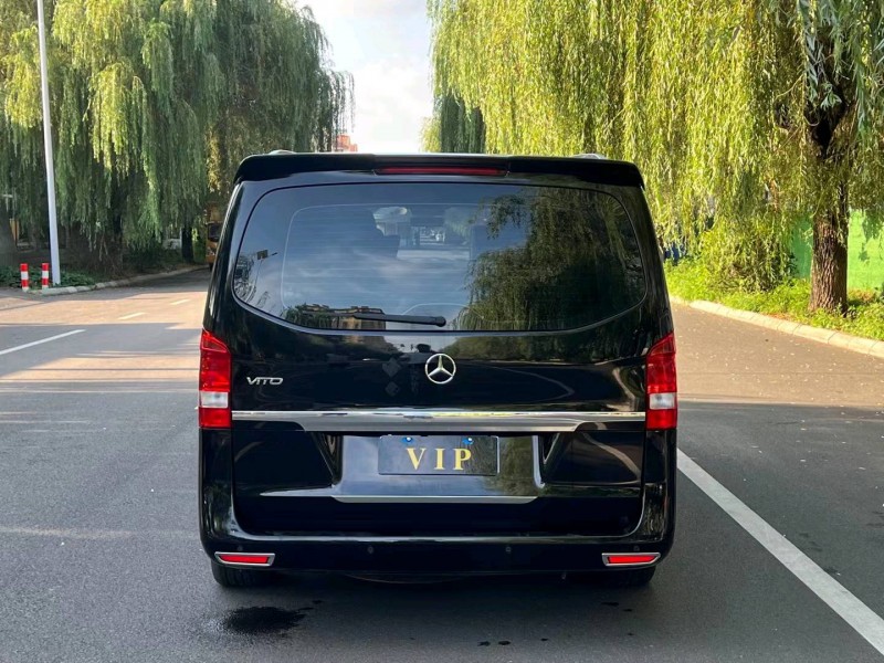 青岛20年奔驰威霆8