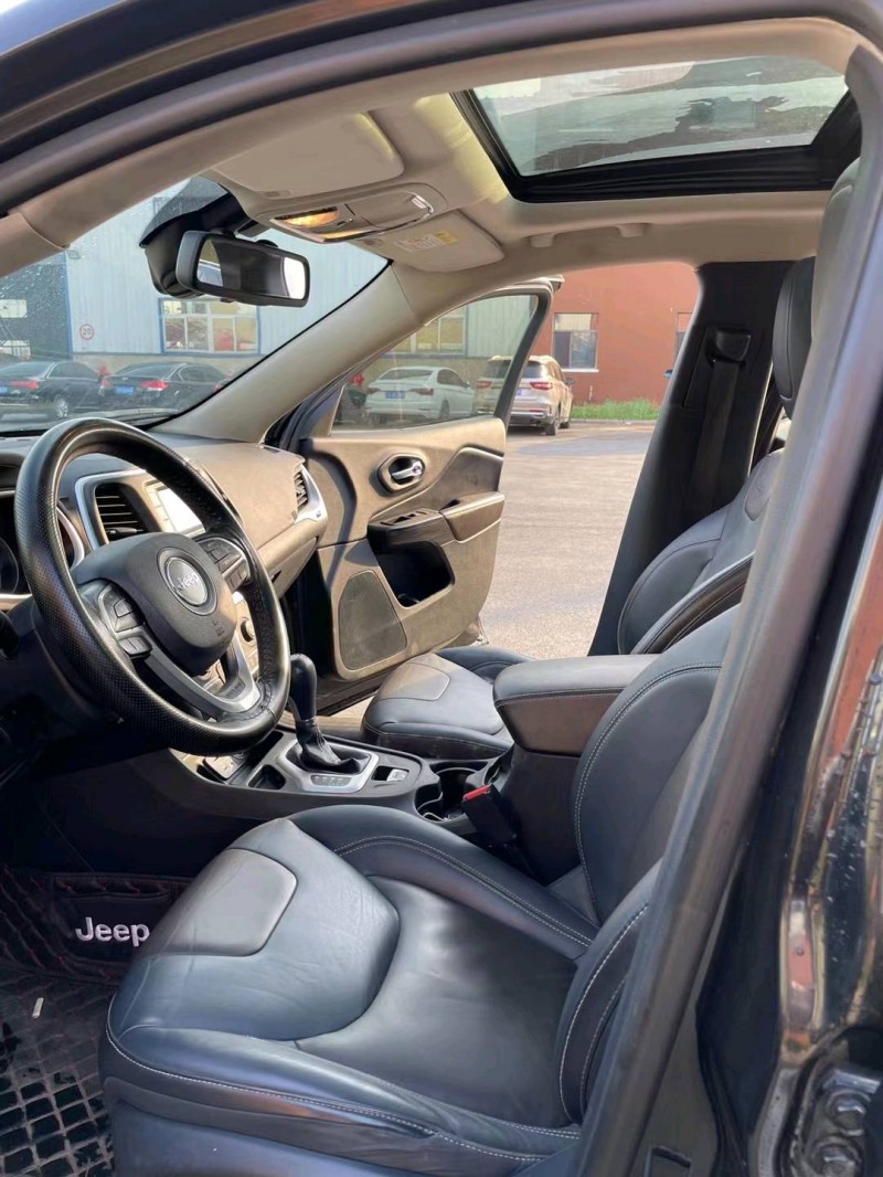 沈阳16年Jeep自由光9