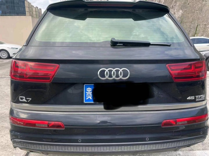安順18年奧迪Q75