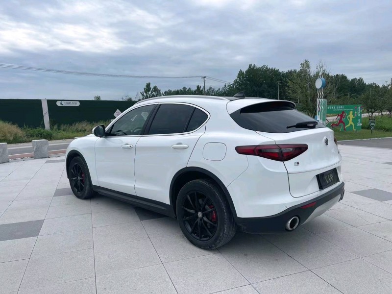 宿迁17年阿尔法·罗密欧Stelvio4