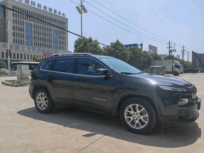 襄陽18年Jeep自由光2