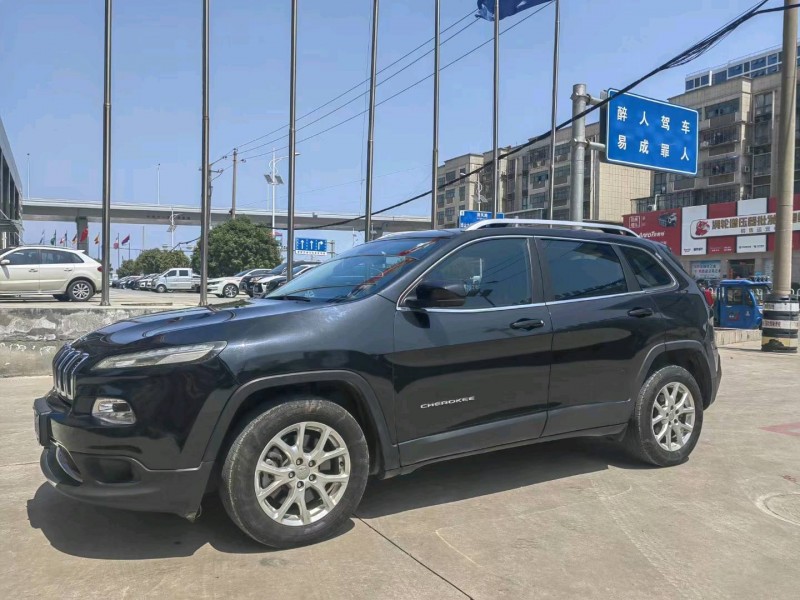 襄陽18年Jeep自由光3