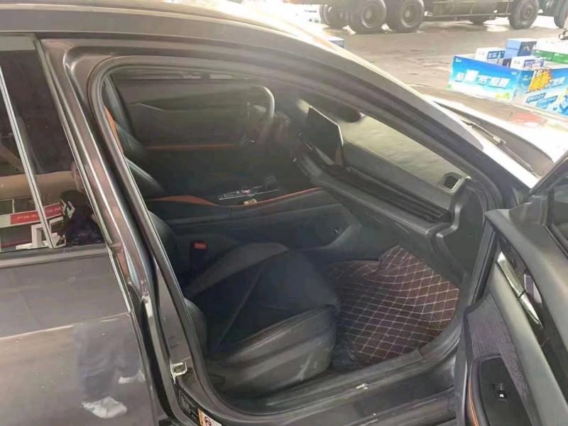 成都23年長安汽車UNI-V4