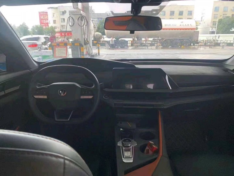 成都23年長安汽車UNI-V5