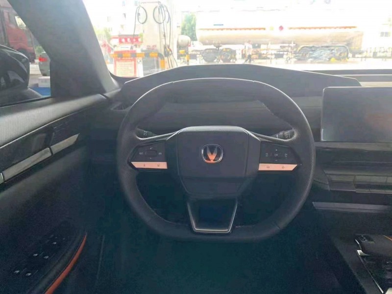 成都23年長安汽車UNI-V6