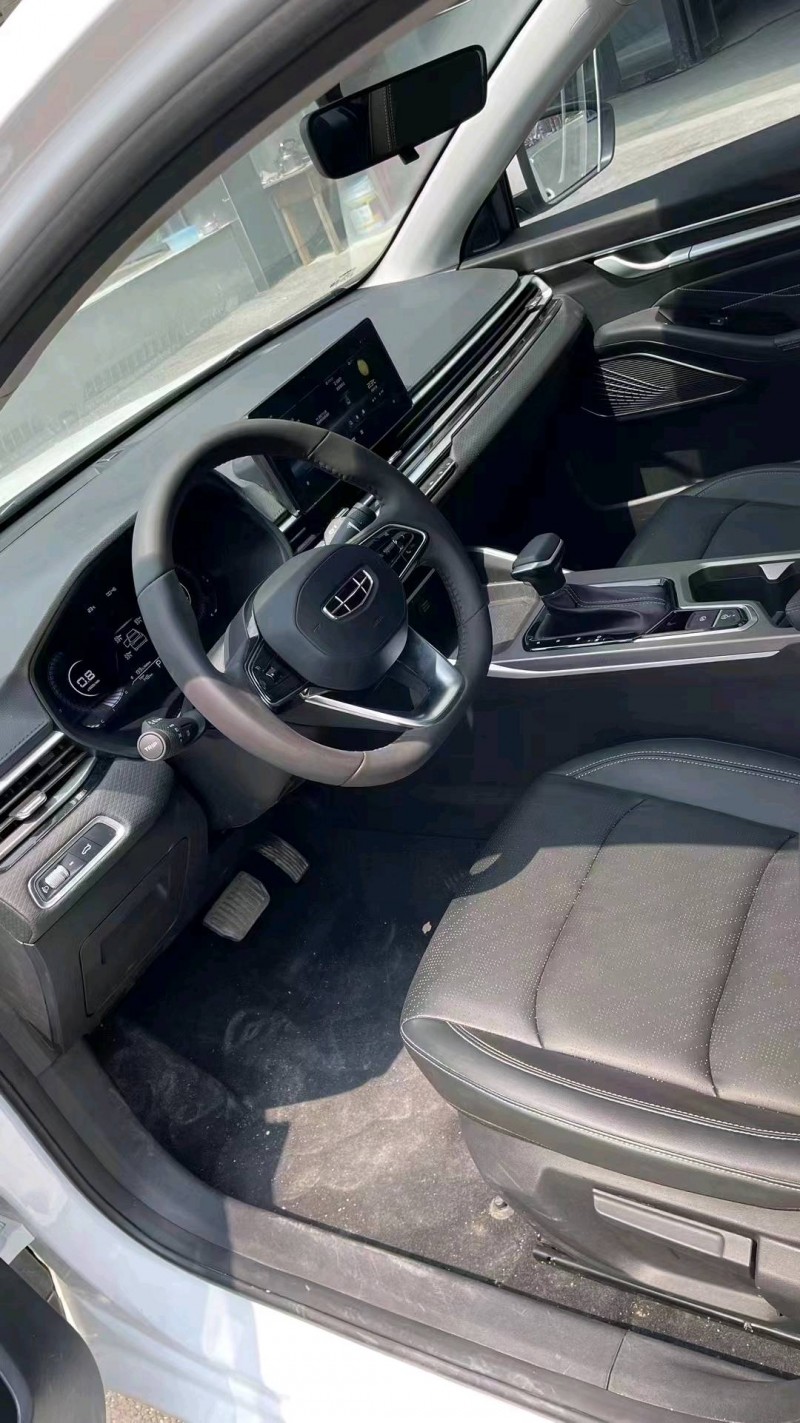 成都22年吉利帝豪5