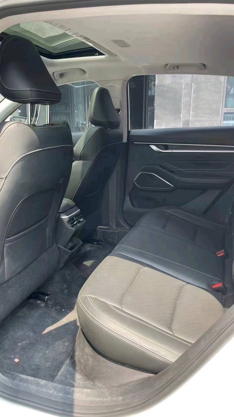 成都22年吉利帝豪7