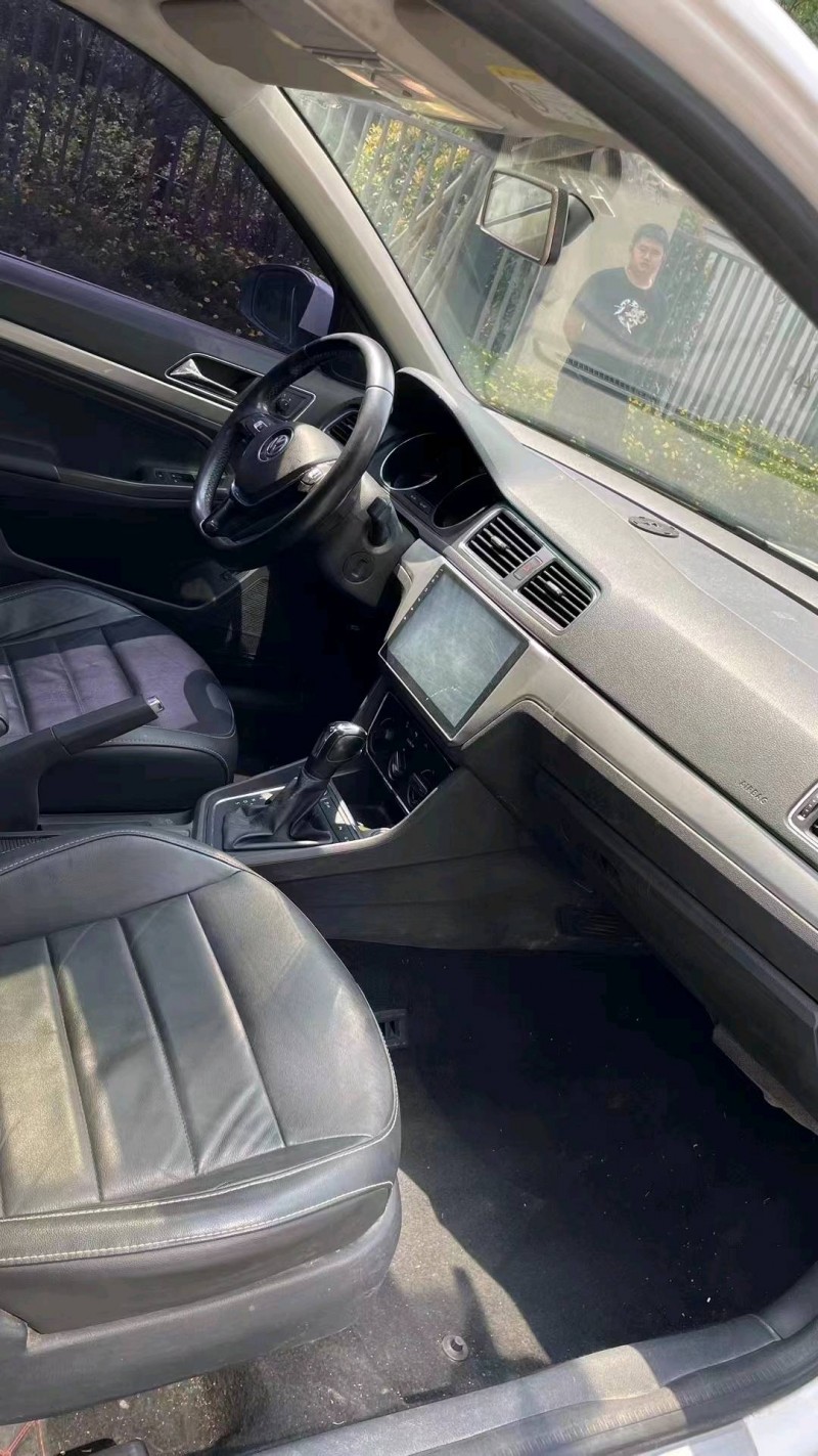 成都18年大众朗逸8