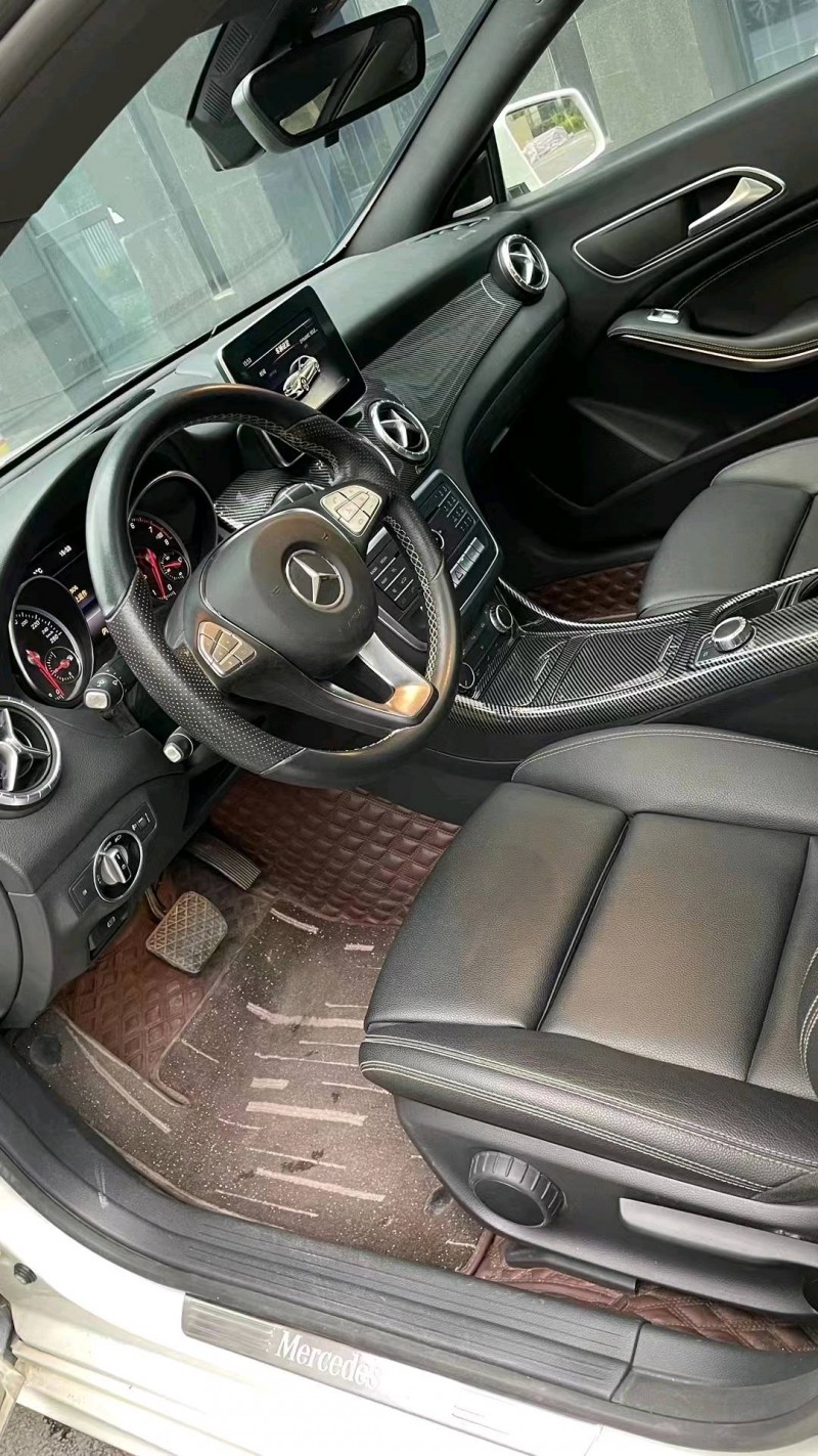 成都17年奔驰GLA5