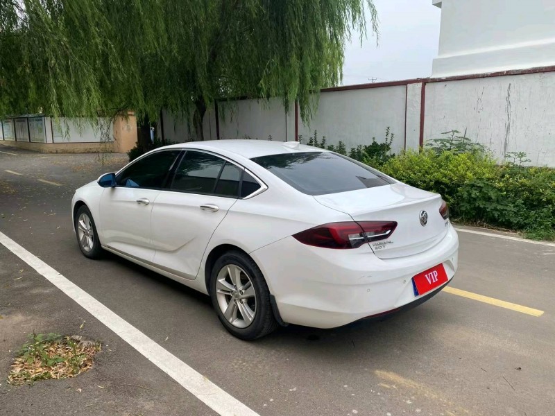 青岛18年别克君威8