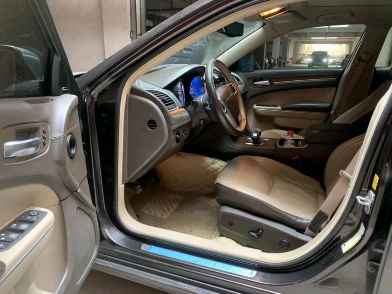 东营13年克莱斯勒300C5