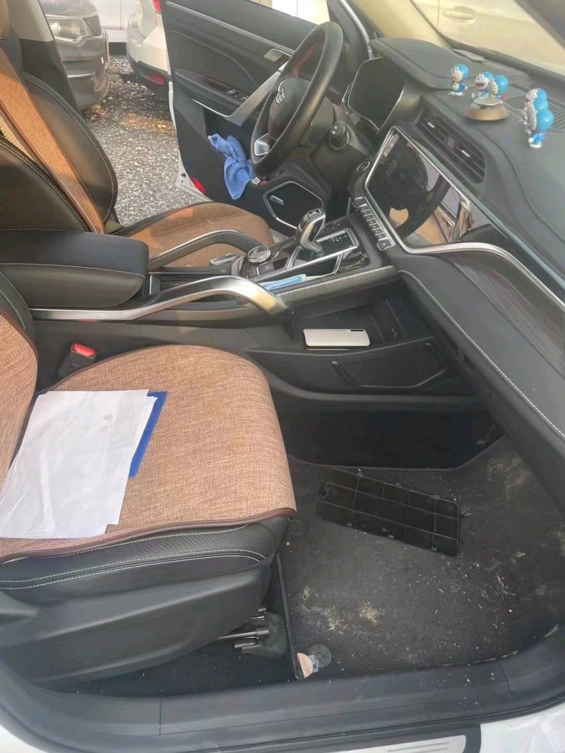 济宁20年吉利博越3