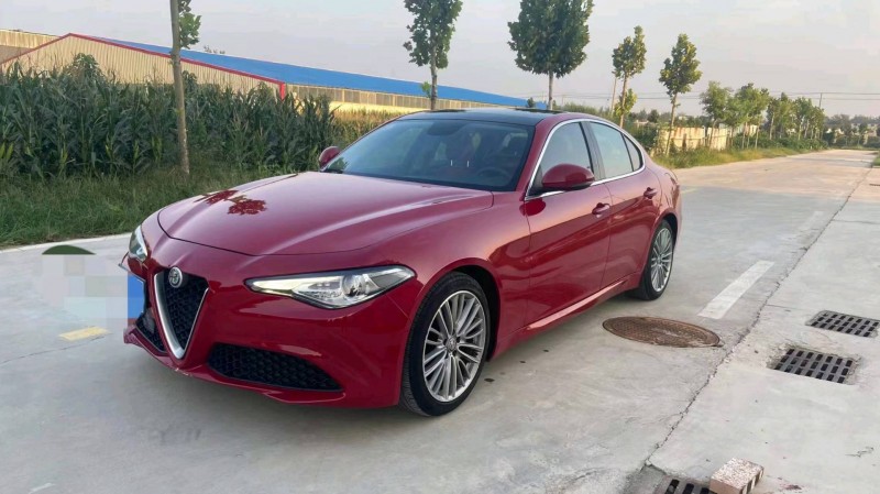 东营18年阿尔法·罗密欧Giulia2