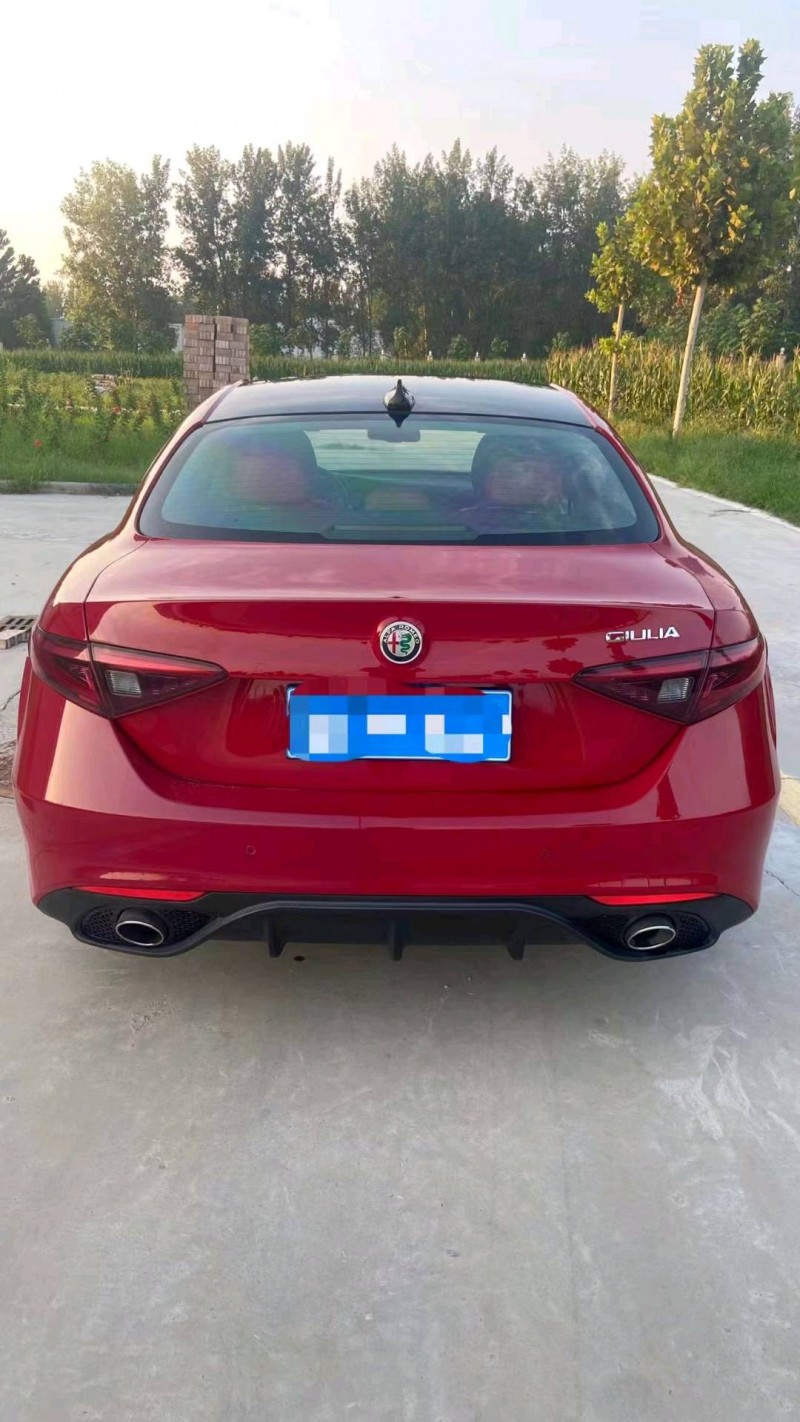 东营18年阿尔法·罗密欧Giulia5
