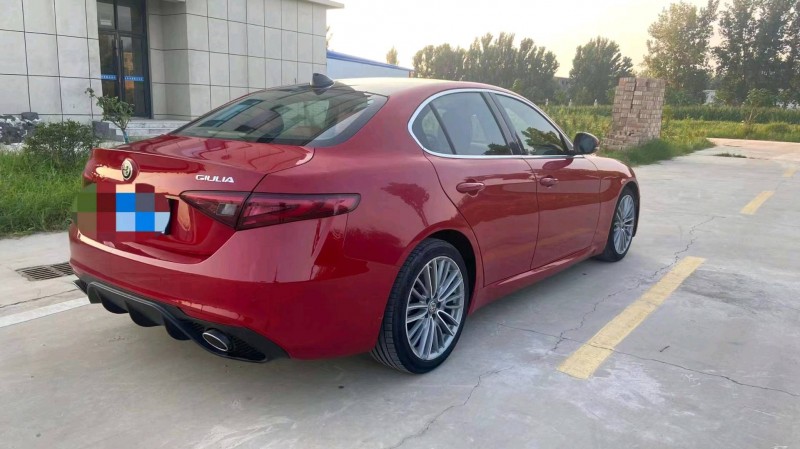 东营18年阿尔法·罗密欧Giulia8