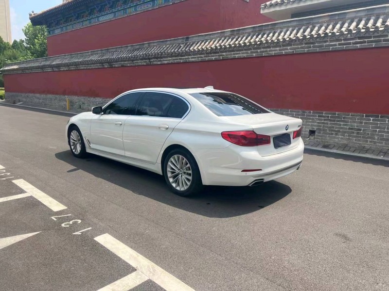 济宁19年宝马5系8