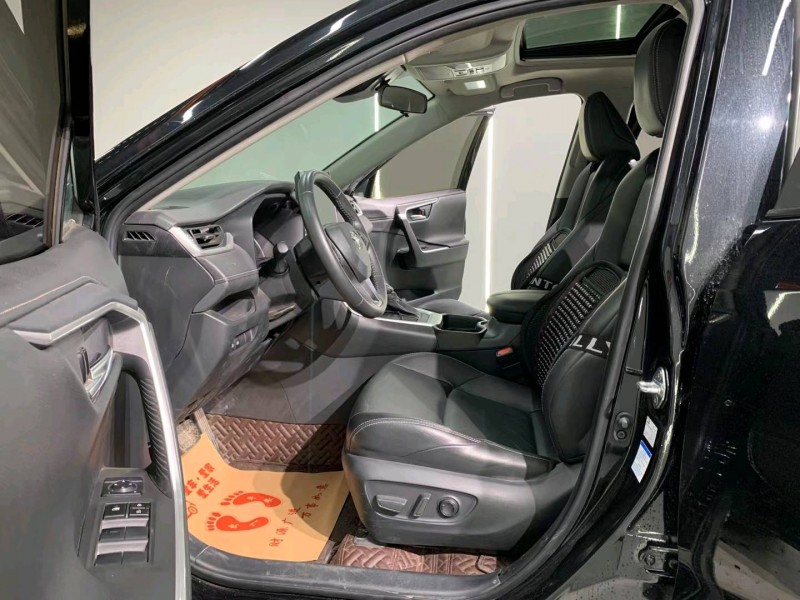 成都21年丰田威兰达3