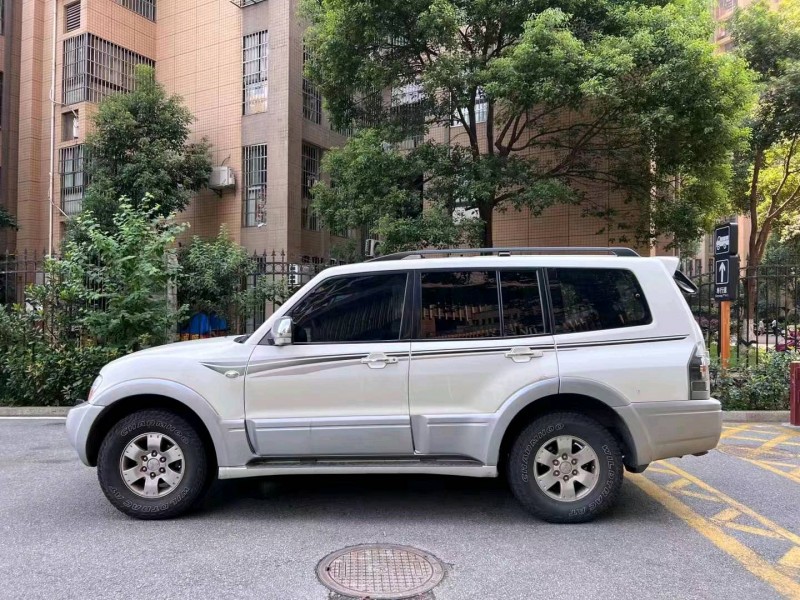 枣庄15年三菱帕杰罗5