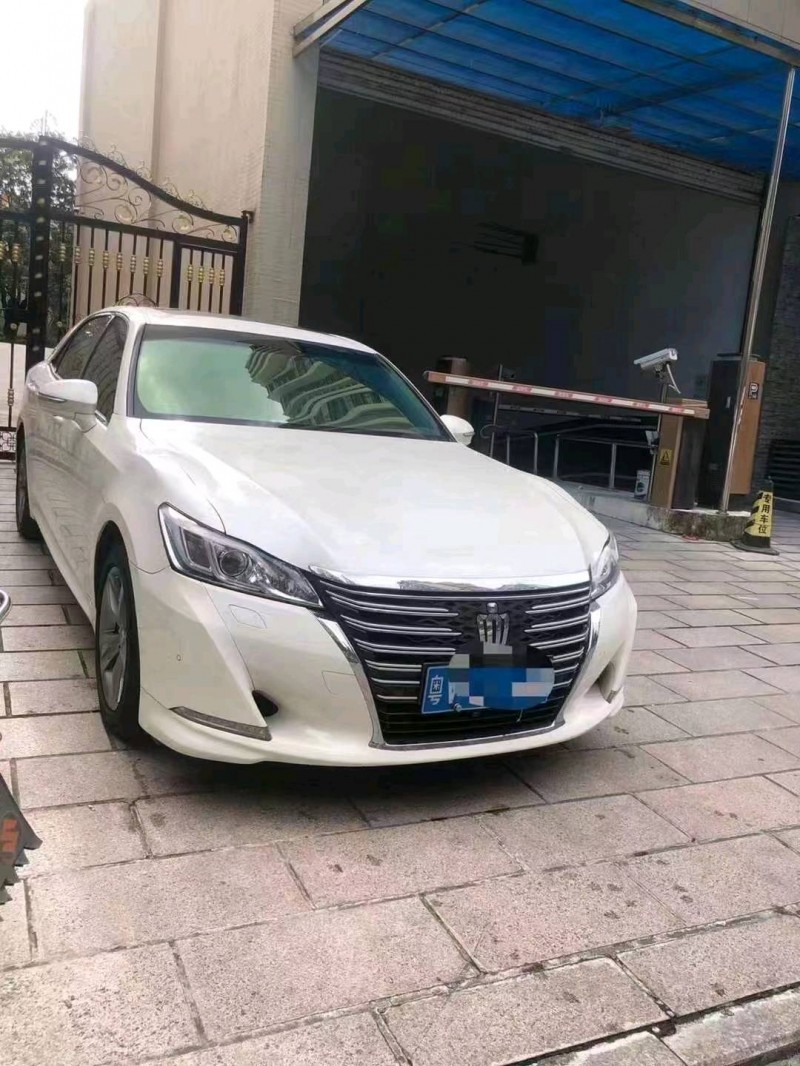 广州17年丰田皇冠4