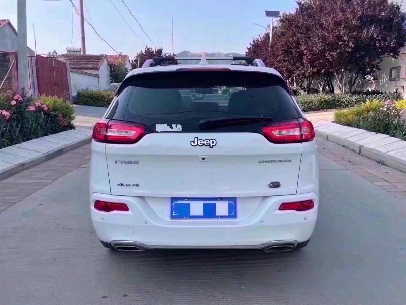 枣庄18年Jeep自由光2