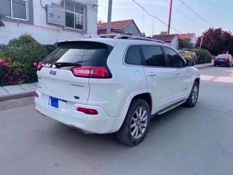 枣庄18年Jeep自由光5