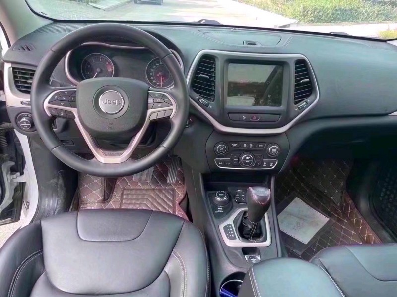 枣庄18年Jeep自由光8