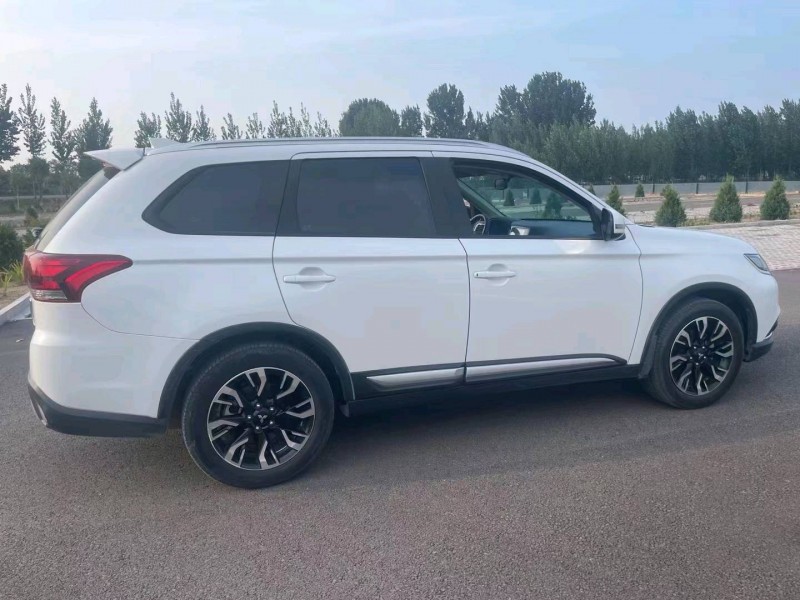 保定20年三菱欧蓝德7