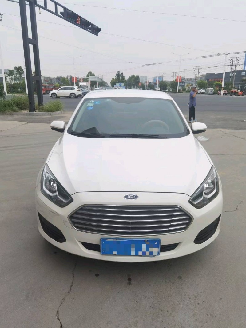 保定18年福特福睿斯1