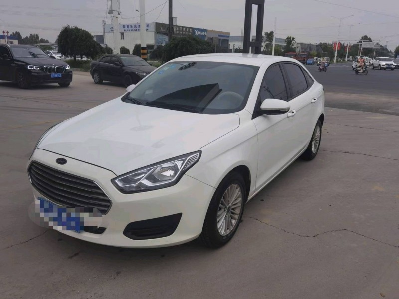 保定18年福特福睿斯2