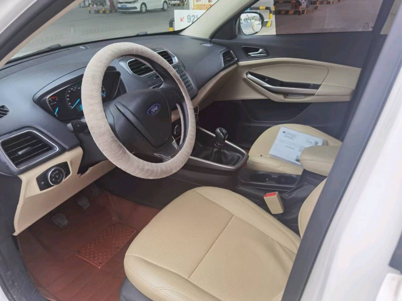 保定18年福特福睿斯9