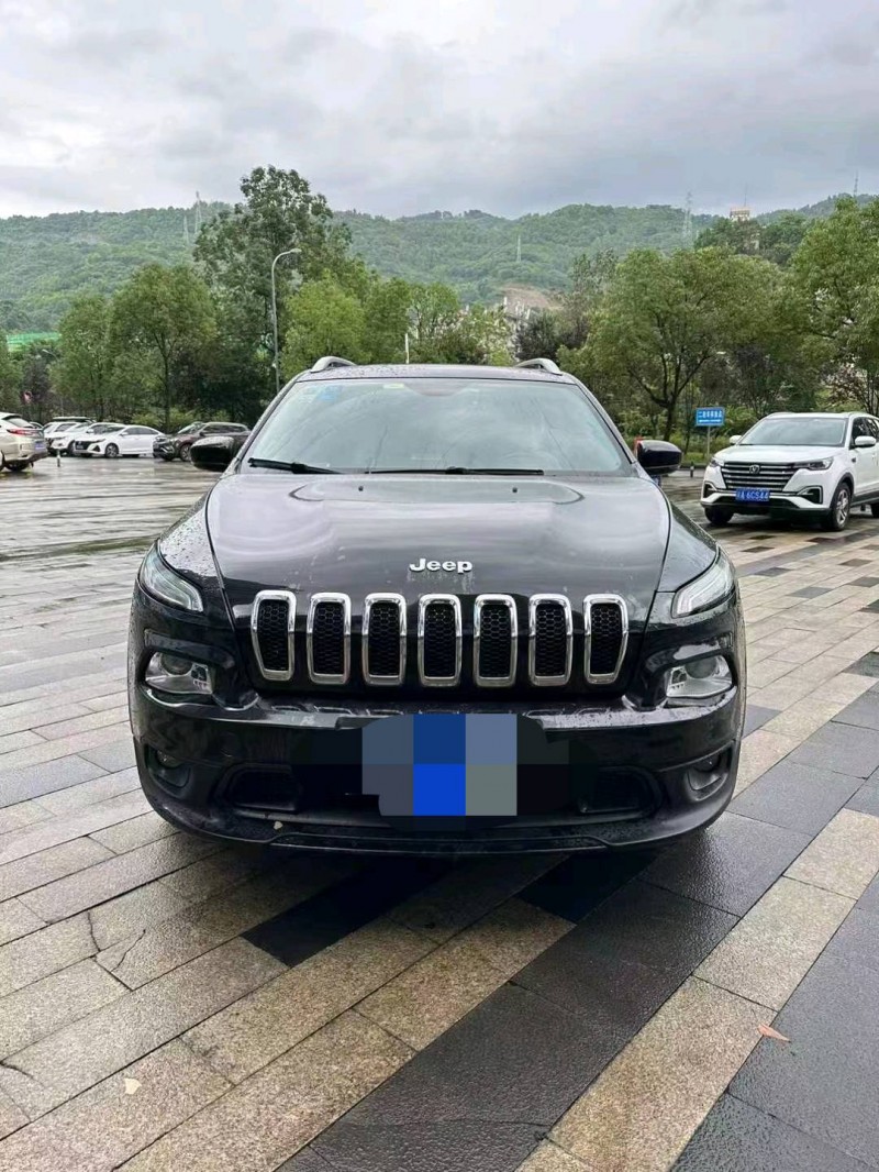 重庆17年Jeep自由光1