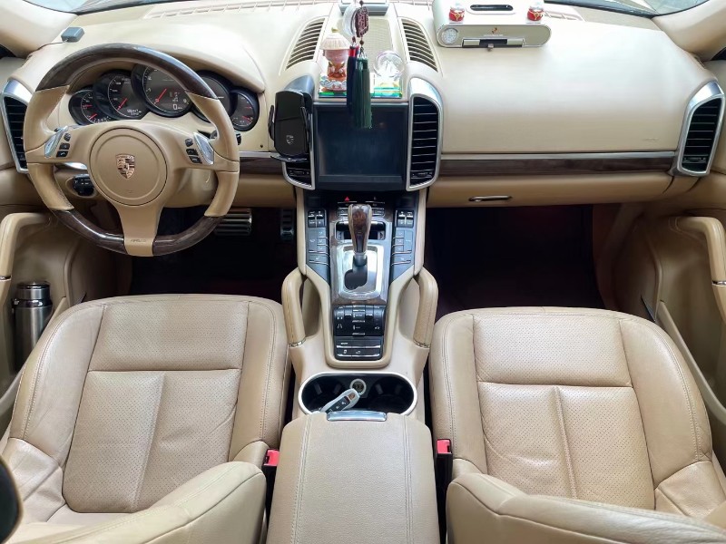 济宁12年保时捷卡宴5