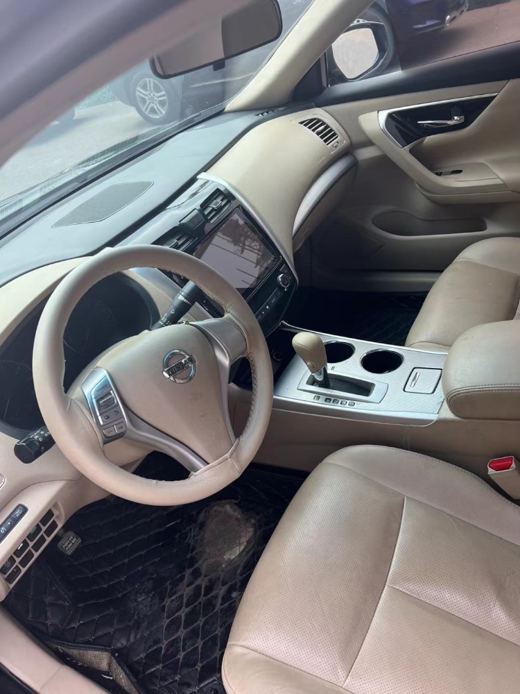 青岛17年日产天籁3