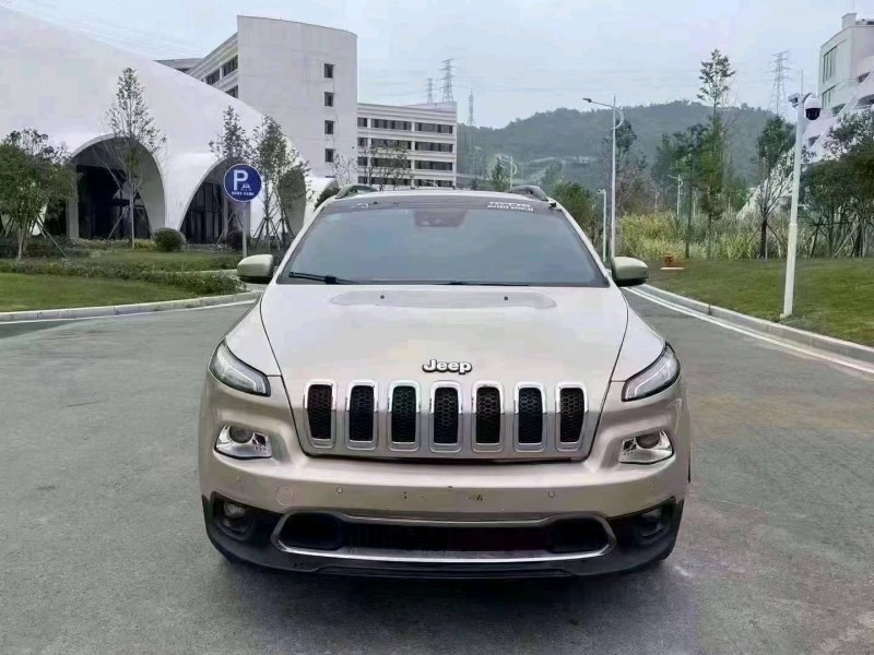 嘉兴16年Jeep自由光1