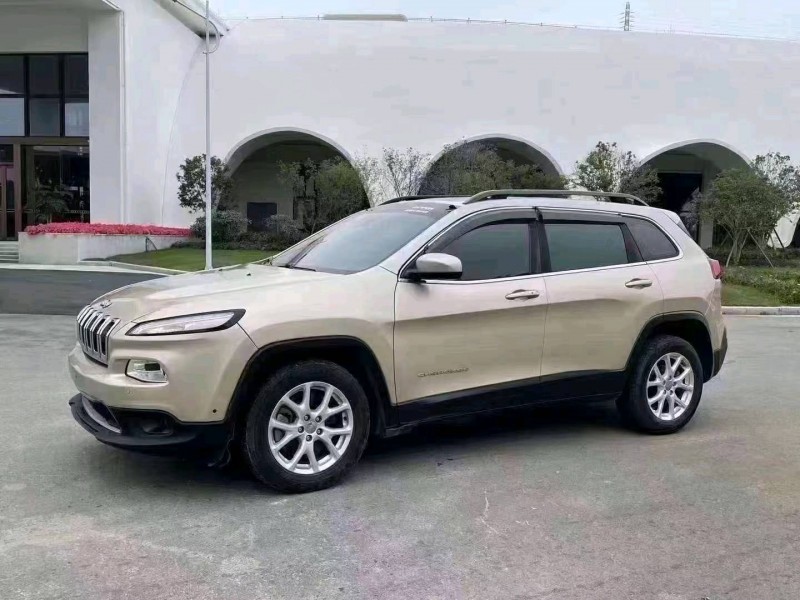 嘉兴16年Jeep自由光3