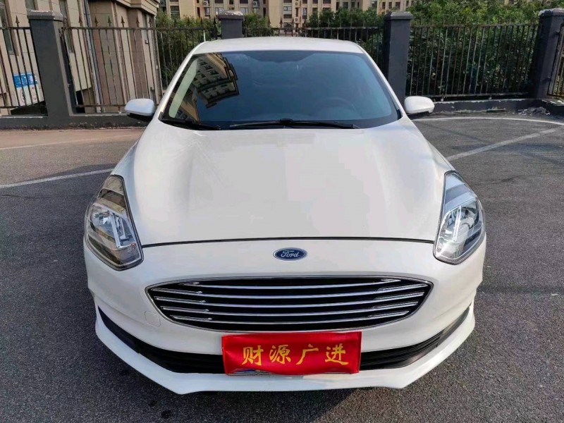 济南19年福特福睿斯1