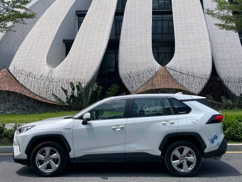 深圳22年丰田RAV4荣放8