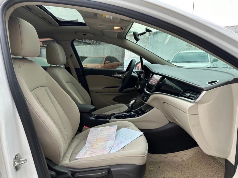 济宁17年别克威朗5