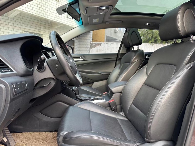 济宁16年现代途胜8