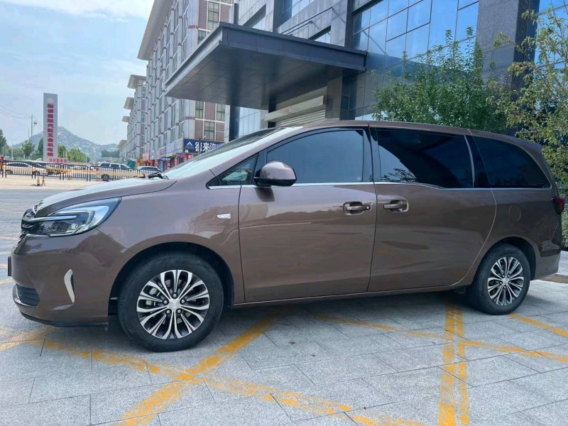 济宁21年别克GL82