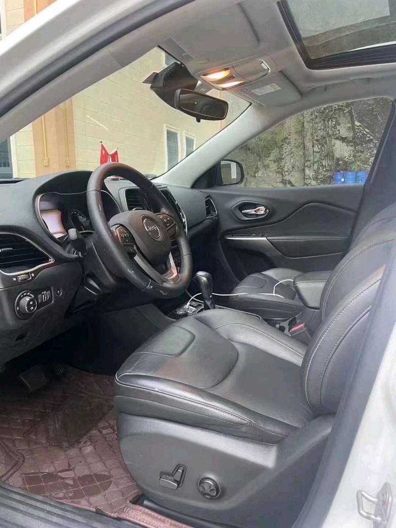 枣庄19年Jeep自由光2