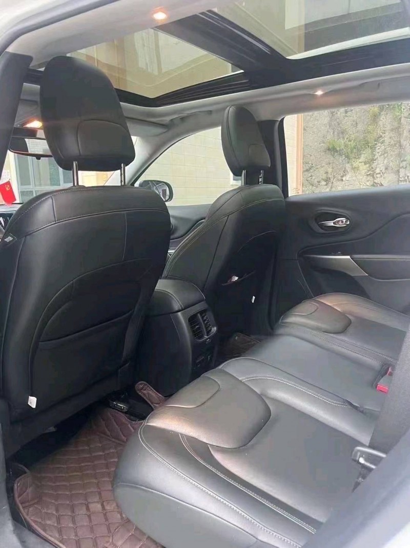 枣庄19年Jeep自由光5