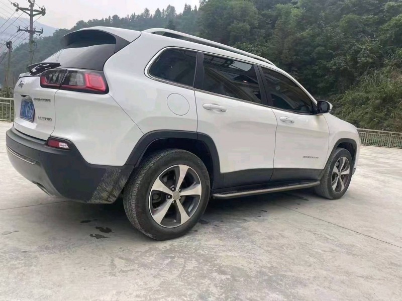 枣庄19年Jeep自由光9