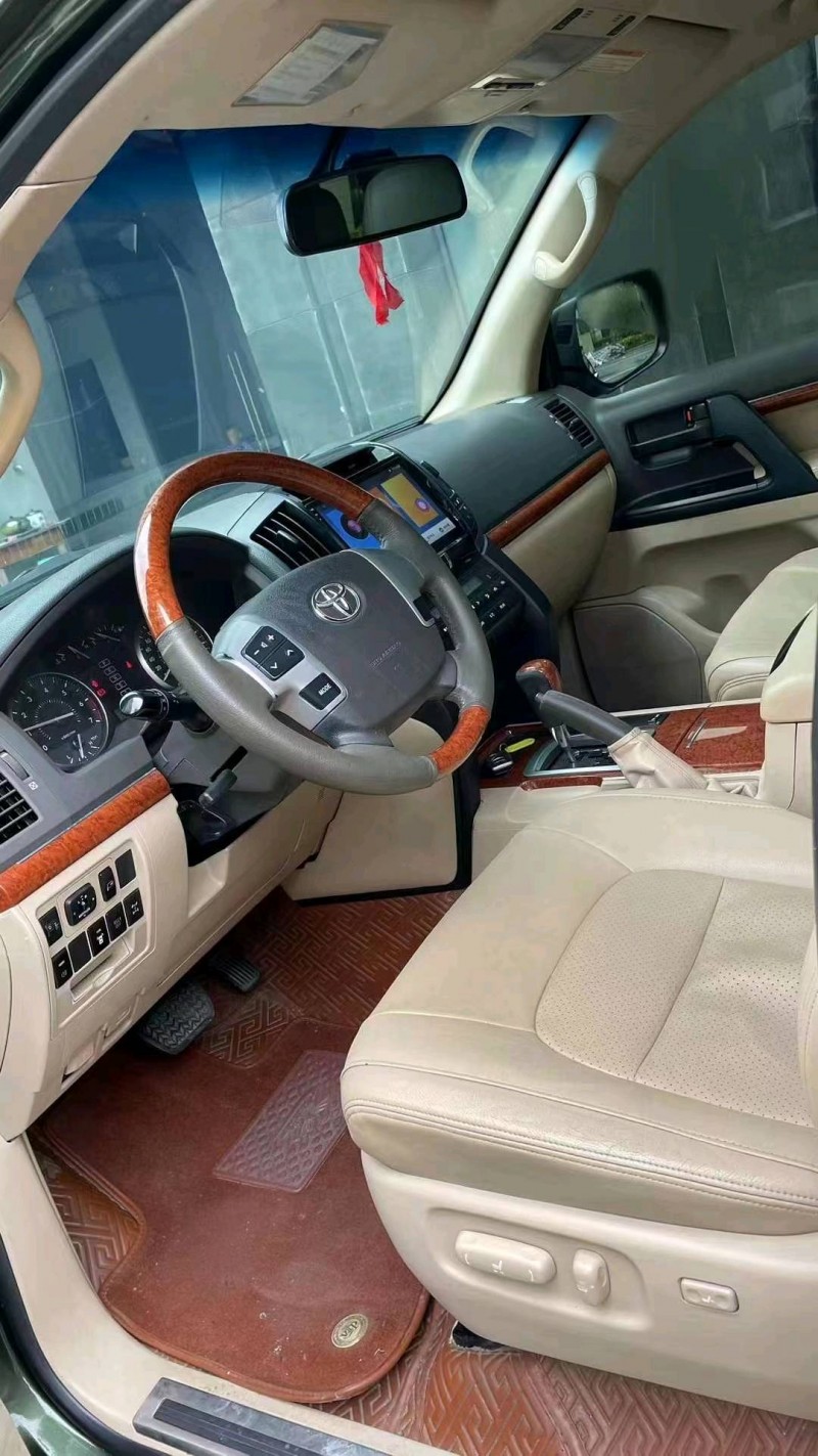 成都15年丰田兰德酷路泽4