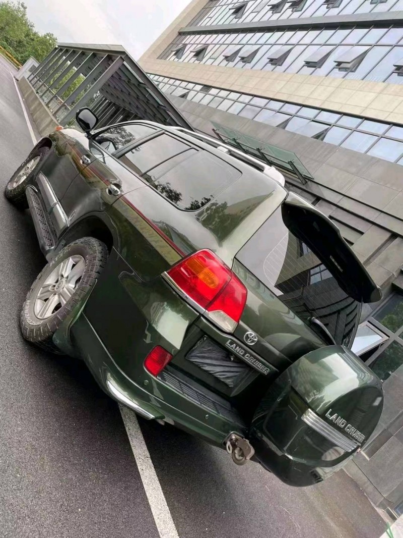 成都15年丰田兰德酷路泽8