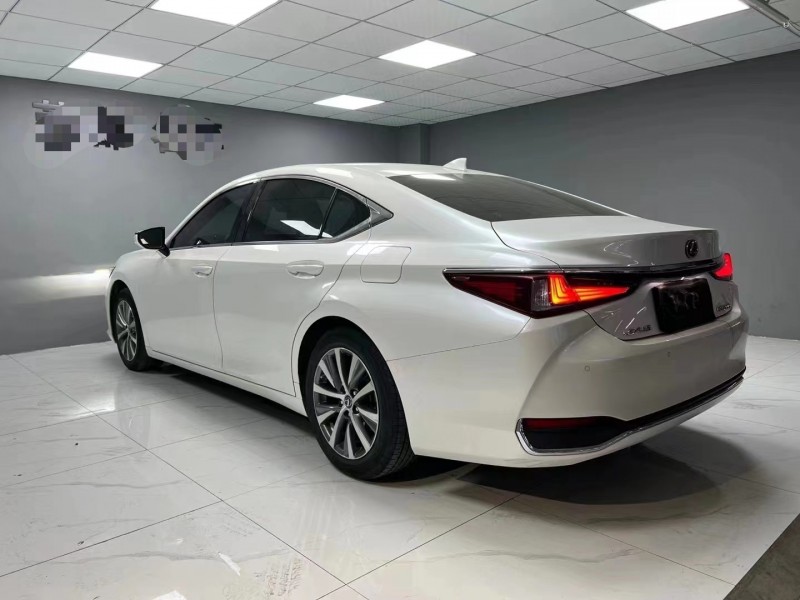 成都20年雷克萨斯ES7