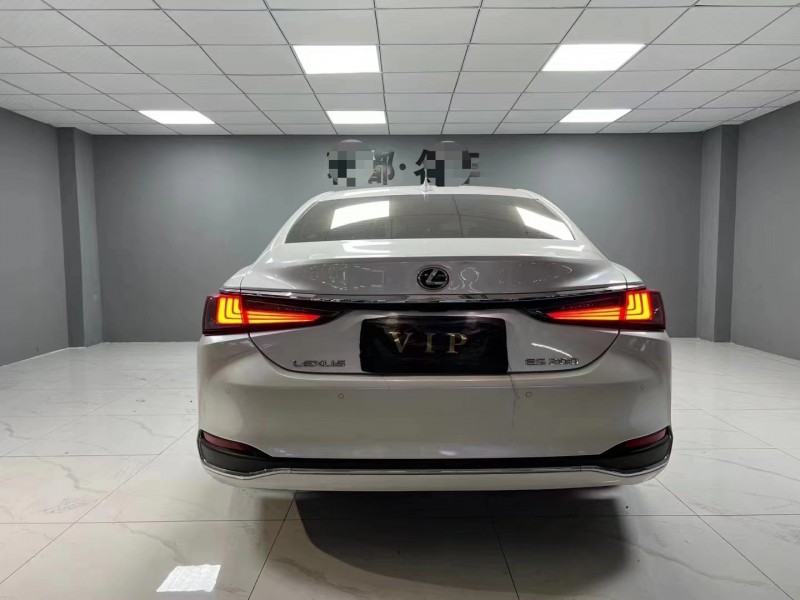 成都20年雷克萨斯ES9